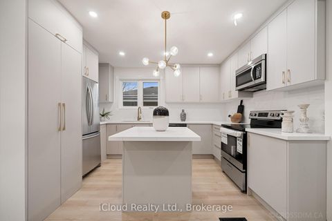 Photo 8 at 107 Bayview Parkway, Leslie Valley, Newmarket