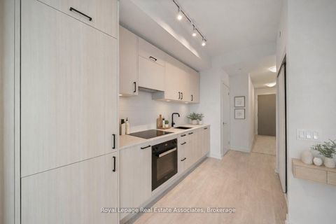 Photo 1 at 1004 - 1 Quarrington Lane, Don Mills, Toronto