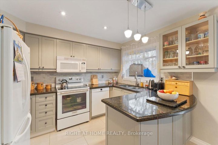 Photo 7 at 2356 Proudfoot Trail, WT West Oak Trails, Oakville