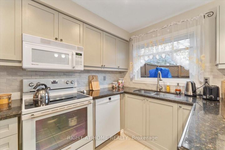 Photo 8 at 2356 Proudfoot Trail, WT West Oak Trails, Oakville