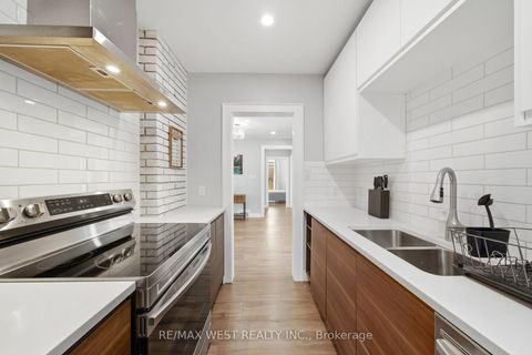 Photo 12 at 104 Great Oak Drive, Rosethorn, Toronto