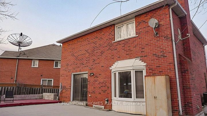 Photo 31 at 14 Large Court, Westgate, Brampton