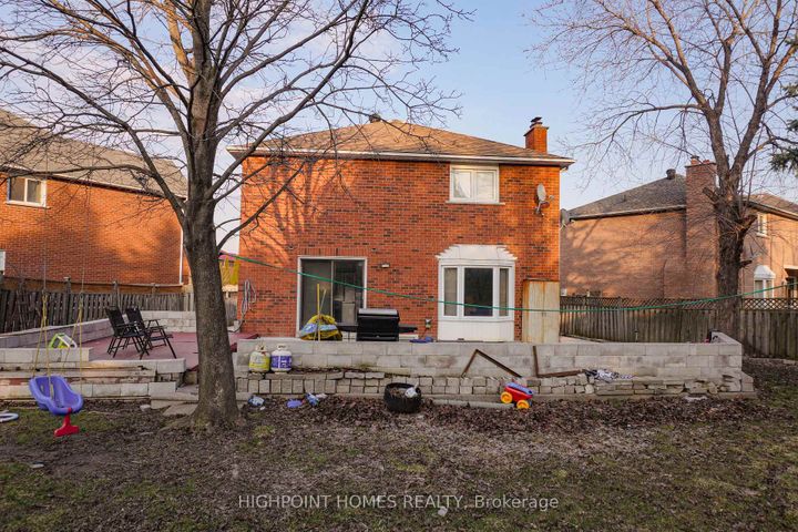 Photo 32 at 14 Large Court, Westgate, Brampton