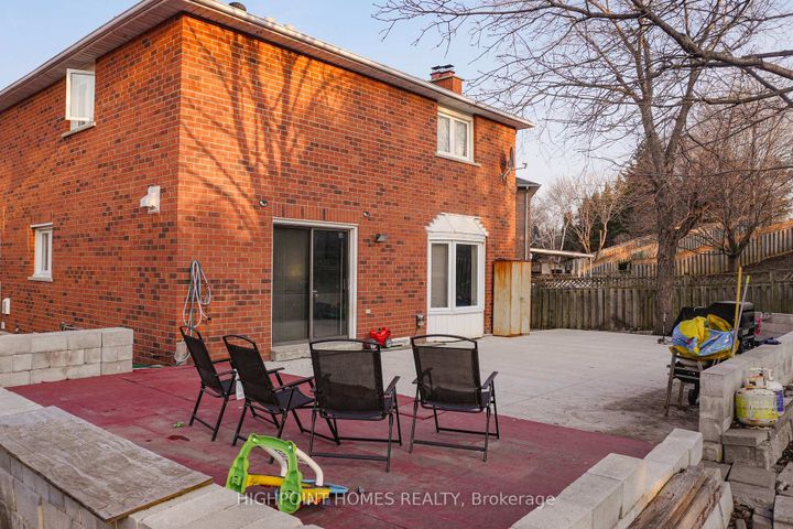 Photo 33 at 14 Large Court, Westgate, Brampton