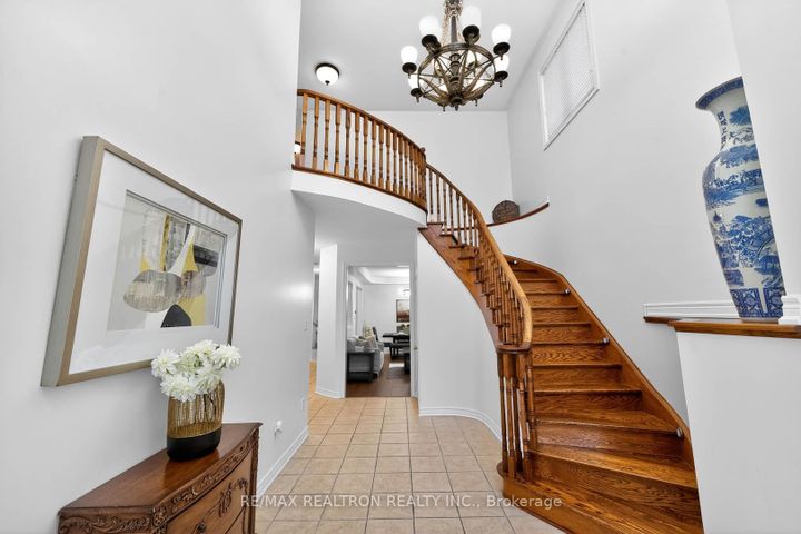 Photo 2 at 71 Timber Valley Avenue, Oak Ridges, Richmond Hill