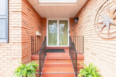 Photo 5 at 11 Berry Court, Ardagh, Barrie