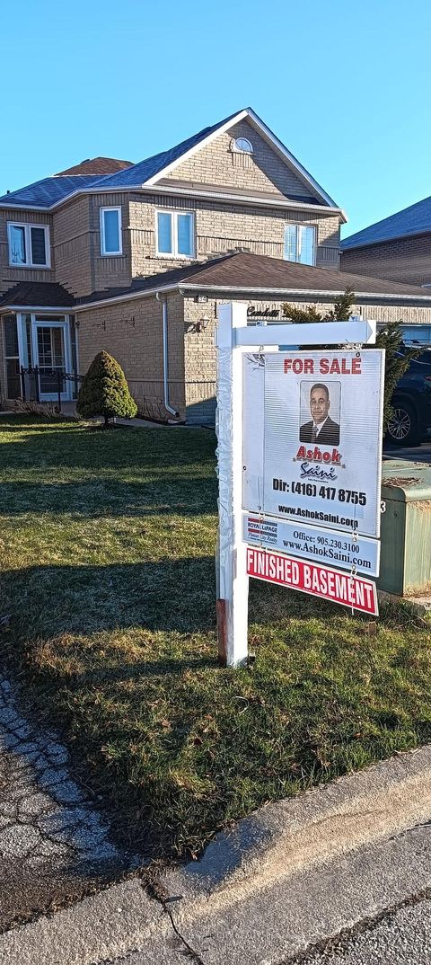 Photo 2 at 30 Condotti Drive, West Woodbridge, Vaughan