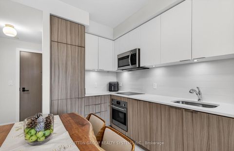 Photo 9 at 212 - 223 St Clair Avenue W, Casa Loma, Toronto