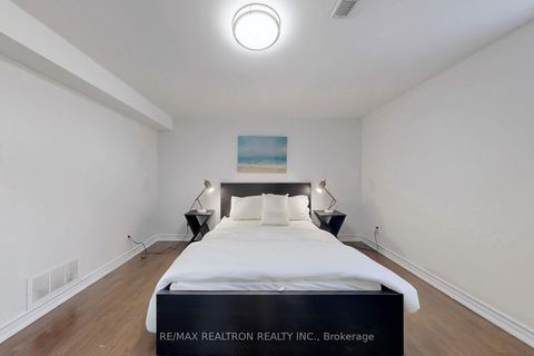Photo 33 at 53 Fairglen Avenue, L'Amoreaux, Toronto