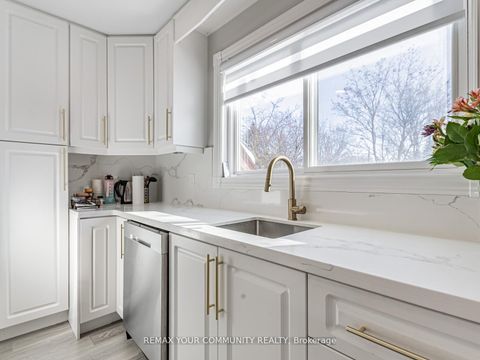 Photo 8 at 60 Dana Crescent, Yorkhill, Vaughan