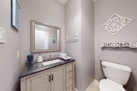 Photo 13 at 48 Langhorst Crescent E, Jefferson, Richmond Hill