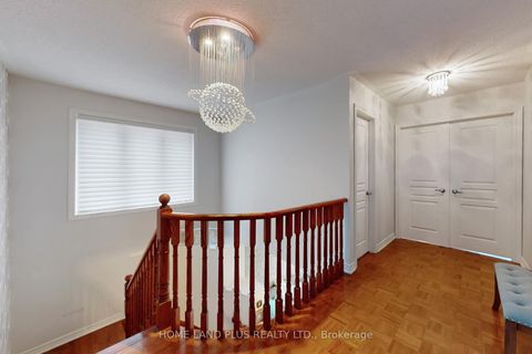 Photo 14 at 48 Langhorst Crescent E, Jefferson, Richmond Hill