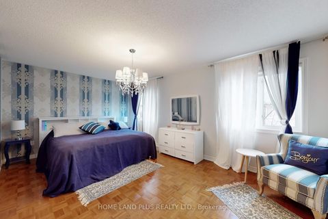 Photo 15 at 48 Langhorst Crescent E, Jefferson, Richmond Hill