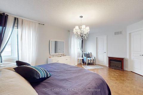 Photo 16 at 48 Langhorst Crescent E, Jefferson, Richmond Hill