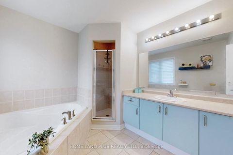 Photo 18 at 48 Langhorst Crescent E, Jefferson, Richmond Hill