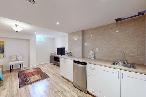 Photo 31 at 48 Langhorst Crescent E, Jefferson, Richmond Hill