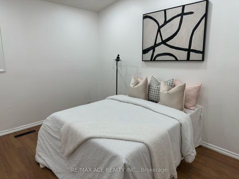 Photo 7 at 47 Munson Crescent, Bendale, Toronto