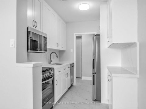 Photo 13 at 404 - 2 Ridelle Avenue, Forest Hill North, Toronto