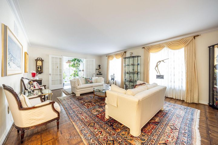 Photo 3 at 10 Whitelaw Court, Grandview, Markham