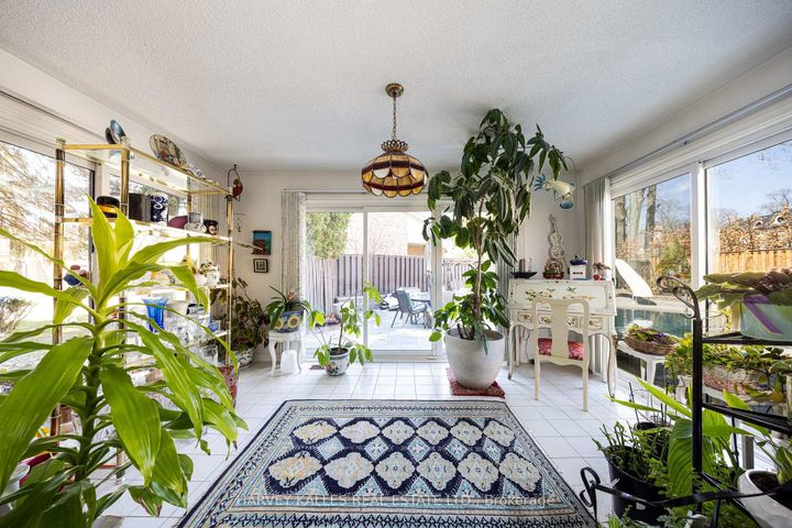 Photo 5 at 10 Whitelaw Court, Grandview, Markham