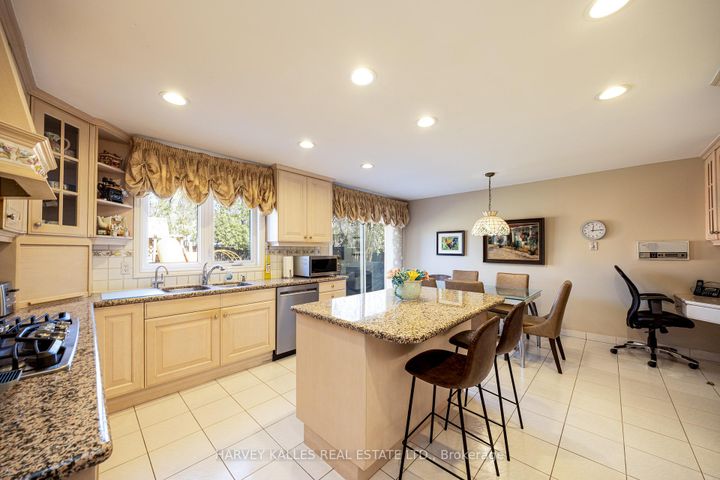 Photo 10 at 10 Whitelaw Court, Grandview, Markham