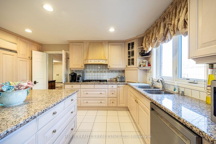 Photo 11 at 10 Whitelaw Court, Grandview, Markham