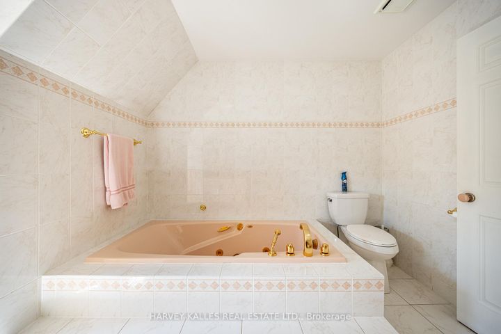 Photo 24 at 10 Whitelaw Court, Grandview, Markham