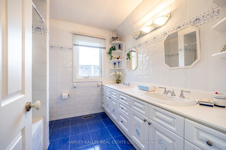 Photo 35 at 10 Whitelaw Court, Grandview, Markham