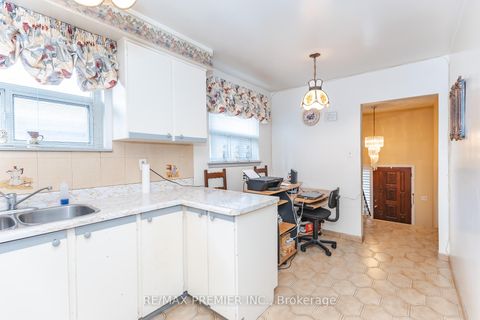 Photo 11 at 16 Orchardcroft Crescent, York University Heights, Toronto
