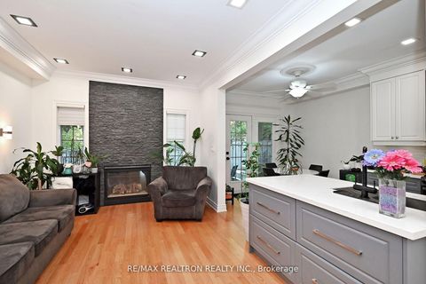 Photo 12 at 100 Kingsbridge Circle, Beverley Glen, Vaughan