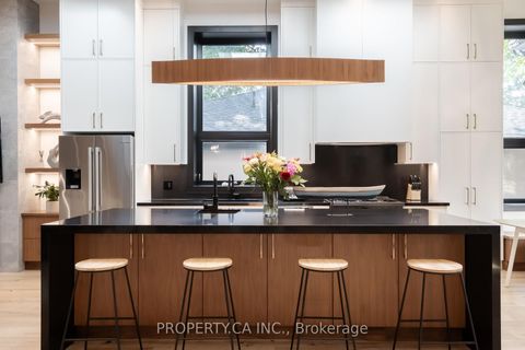 Photo 4 at 58 Farningham Crescent, Rosethorn, Toronto