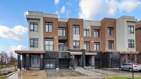 Photo 1 at 4 Glenngarry Crescent, Maple, Vaughan