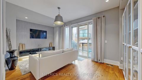 Photo 5 at 4 Glenngarry Crescent, Maple, Vaughan