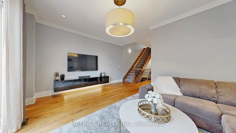 Photo 10 at 4 Glenngarry Crescent, Maple, Vaughan