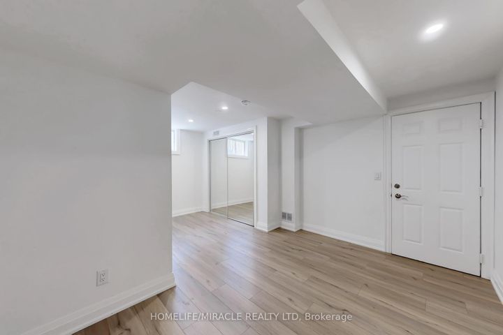 Photo 33 at 14 Rodwell Court, Fletcher's Creek South, Brampton