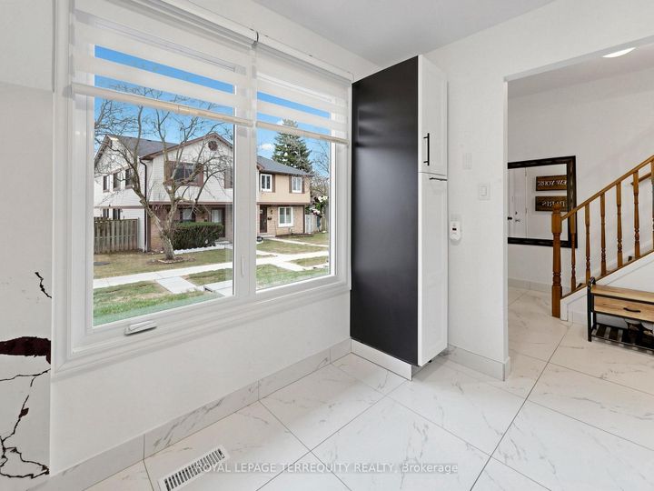 Photo 4 at 49 - 6730 Falconer Drive, Streetsville, Mississauga