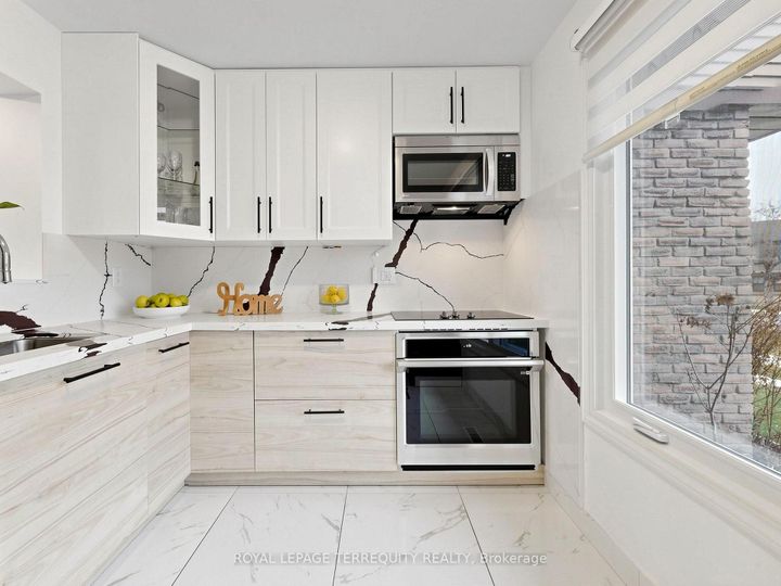 Photo 5 at 49 - 6730 Falconer Drive, Streetsville, Mississauga