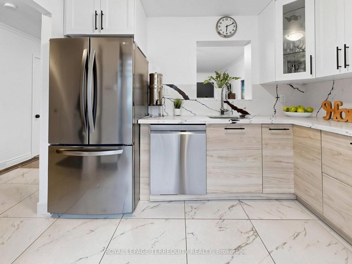 Photo 6 at 49 - 6730 Falconer Drive, Streetsville, Mississauga