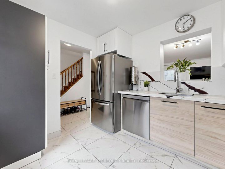 Photo 7 at 49 - 6730 Falconer Drive, Streetsville, Mississauga