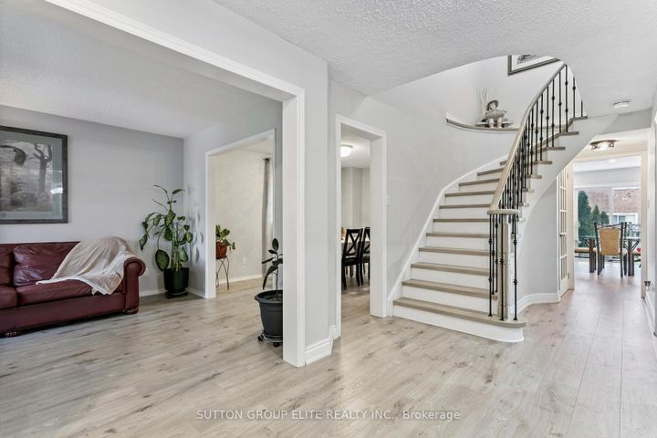Photo 2 at 5824 Prairie Circle, Lisgar, Mississauga