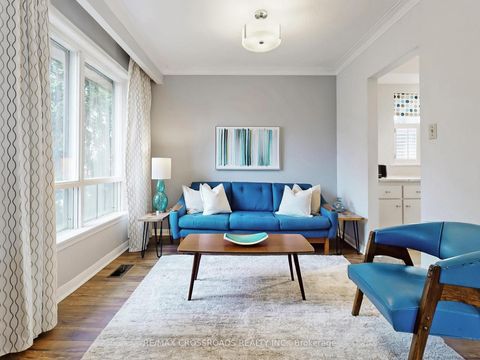 Photo 3 at 366 Palmer Avenue, Harding, Richmond Hill