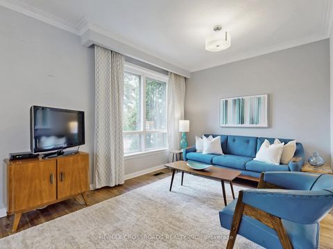 Photo 4 at 366 Palmer Avenue, Harding, Richmond Hill