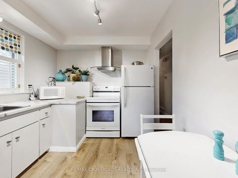 Photo 11 at 366 Palmer Avenue, Harding, Richmond Hill