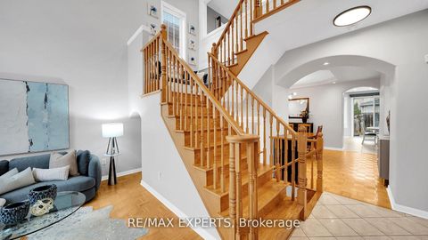 Photo 4 at 11 Crew Crescent, Maple, Vaughan