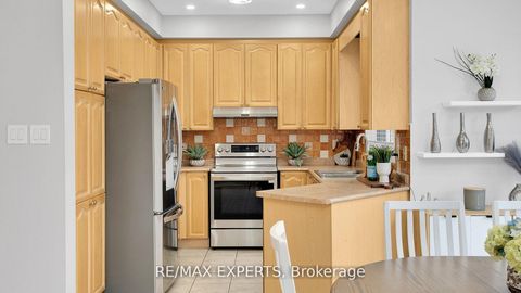 Photo 7 at 11 Crew Crescent, Maple, Vaughan