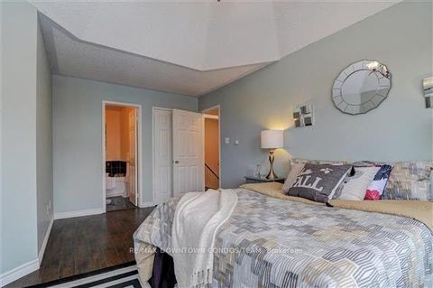 Photo 16 at 154 - 18 Clark Avenue W, Yorkhill, Vaughan