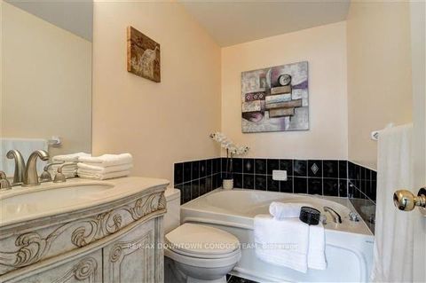 Photo 17 at 154 - 18 Clark Avenue W, Yorkhill, Vaughan