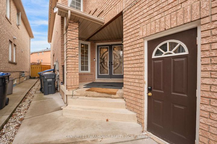 Photo 3 at 77 Tumbleweed Trail, Fletcher's Creek South, Brampton