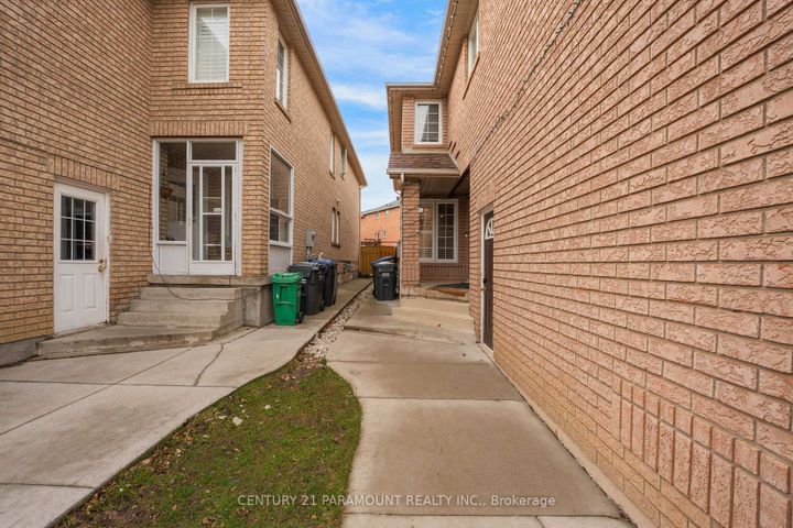 Photo 5 at 77 Tumbleweed Trail, Fletcher's Creek South, Brampton