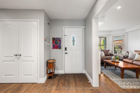 Photo 2 at 59 Edenbridge Drive, Beverley Glen, Vaughan